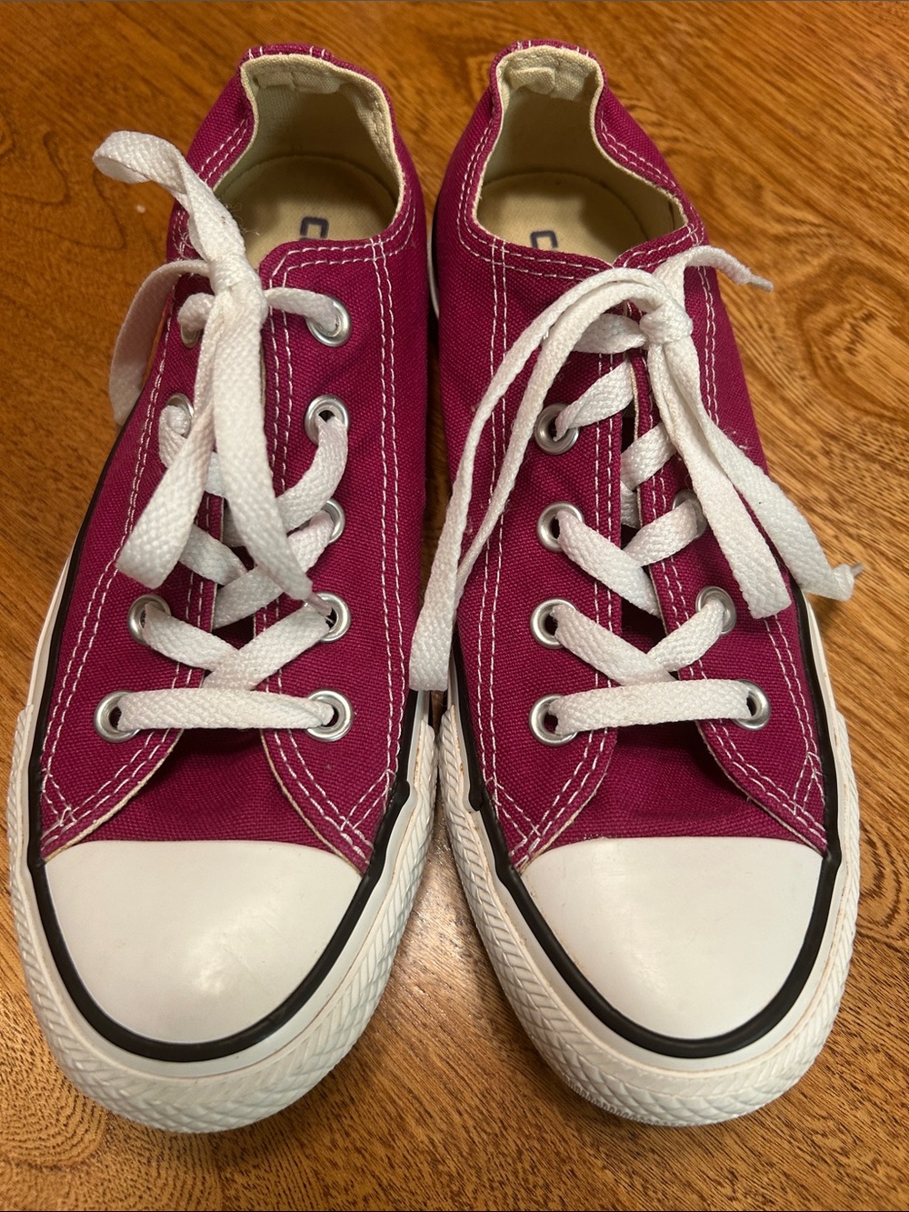 Converse Unisex  Low-Top Canvas Sneakers in Magenta with White Laces